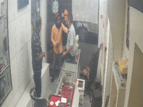 लुधियाना में पिस्टल अड़ाकर ज्वेलरी शॉप लूटी, VIDEO:मालिक को उठाकर पटका, ग्राहक को तलवारें मारी, जेवर लेकर भागे बदमाश