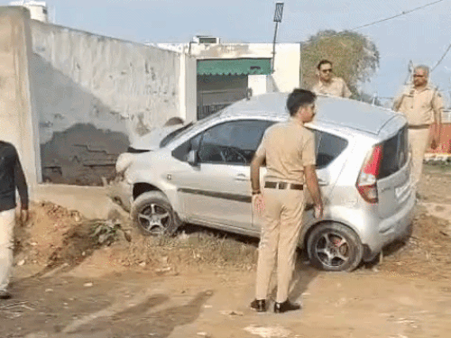 फतेहाबाद में बेकाबू कार ने 3 वाहनों को मारी टक्कर:ई-रिक्शा वाले को लगी चोट; ड्राइवर के नियंत्रण खोने से हादसा; मौके से भागा