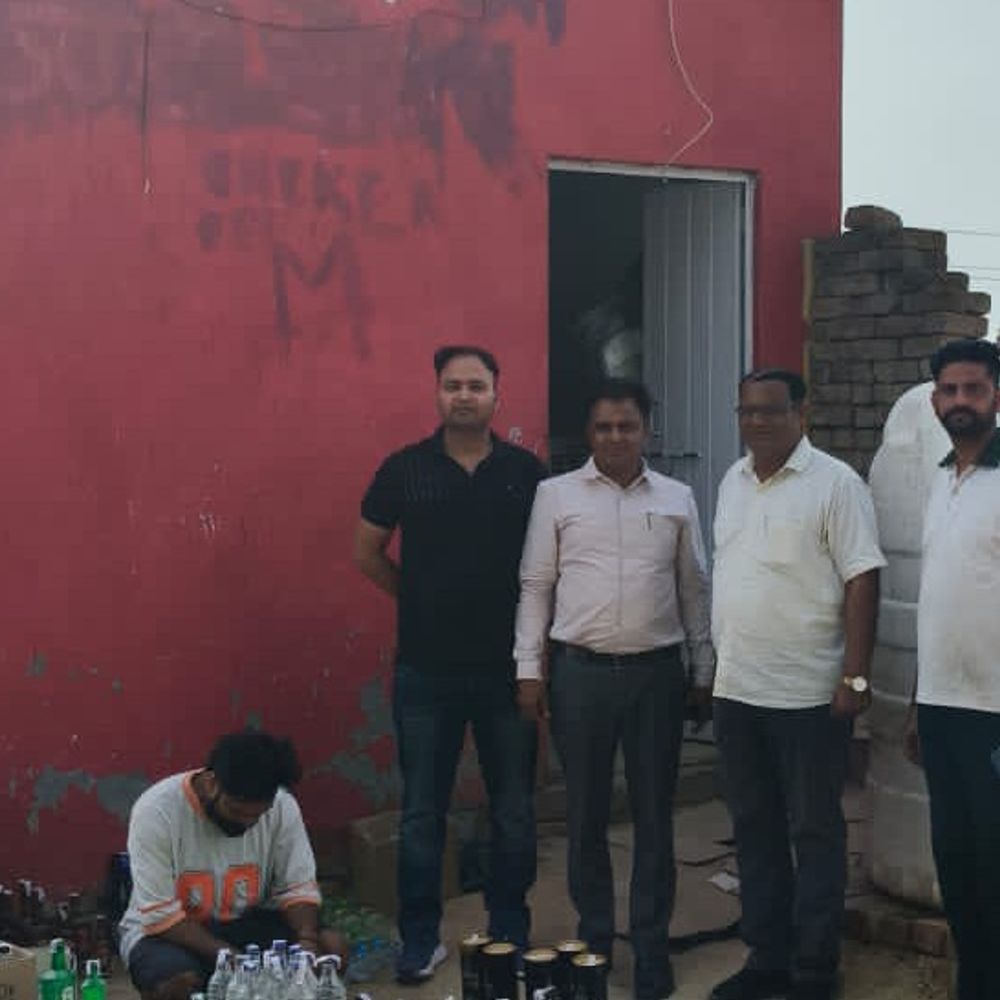 सिरसा में शराब ठेके पर सीएम फ्लाइंग टीम की रेड:33 पेटी अंग्रेजी, देसी शराब और बीयर जब्त, अवैध रुप से किया जा रहा था संचालन