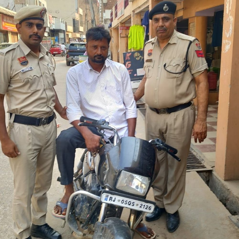 नूंह में बाइक समेत वाहन चोर गिरफ्तार:फर्जी नंबर प्लेट लगी थी, राजस्थान में दर्ज है चोरी का केस