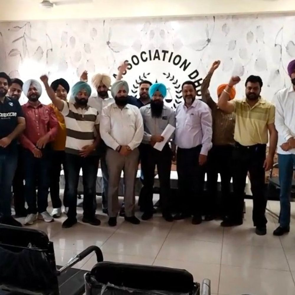 संगरूर में कोर्ट केस को लेकर वकीलों का प्रदर्शन:धूरी SHO पर एडवोकेट को धमकाने का आरोप; कहा-निष्पक्ष जांच न हुई तो करेंगे संघर्ष