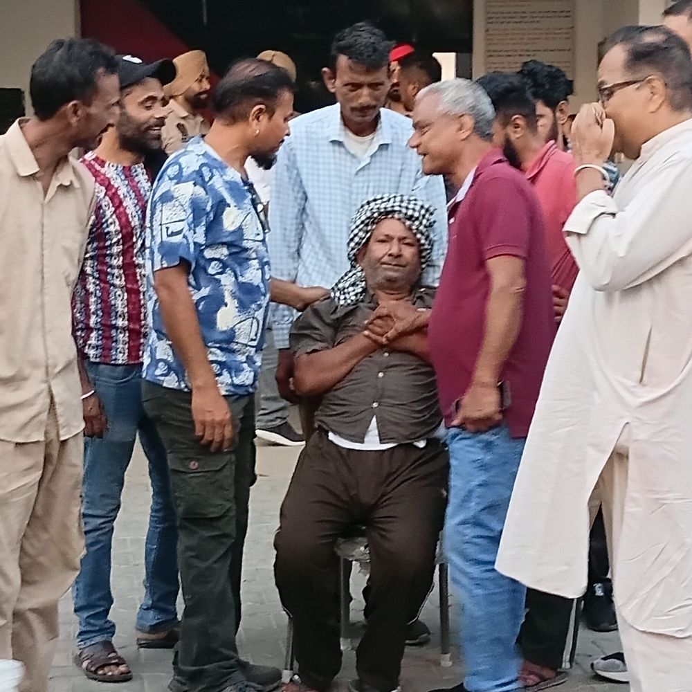 जालंधर में बुजुर्ग पर छेड़छाड़ के आरोप के बाद हंगामा:कांग्रेस नेताओं ने कहा- चुनावी रंजिश में फंसा रहे, तबीयत बिगड़ी तो पुलिस ने छोड़ा