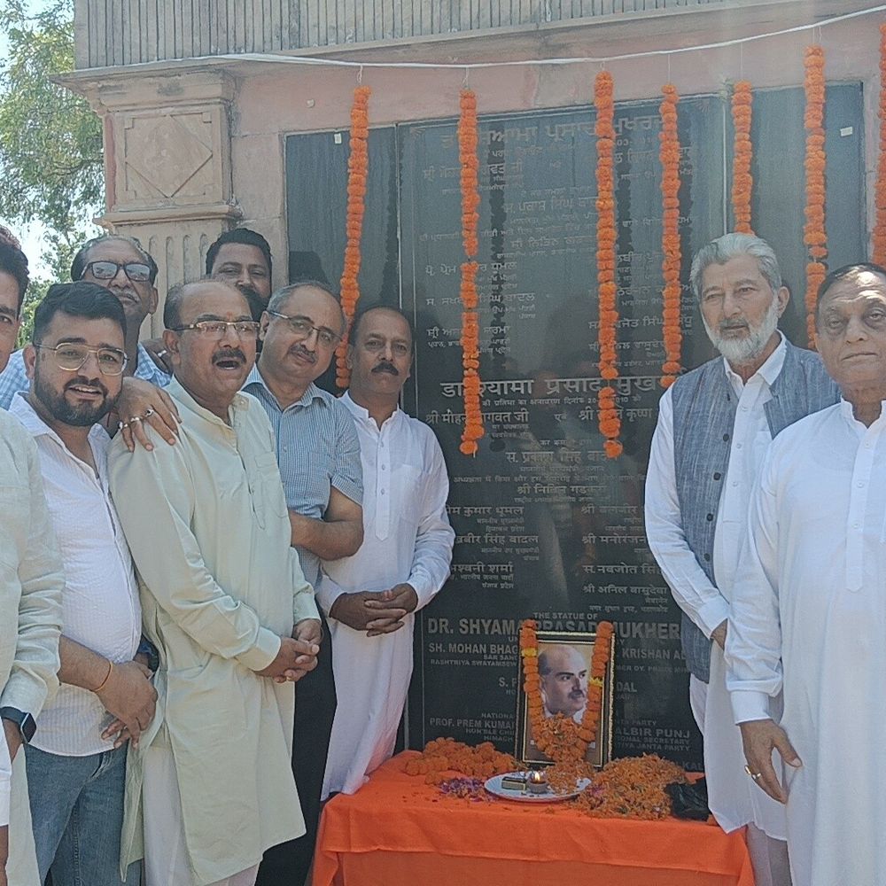 पठानकोट में मनाया भारतीय जनसंघ के संस्थापक का बलिदान दिवस:भाजपा कार्यकर्ताओं ने माधोपुर में डॉ. श्यामा प्रसाद मुखर्जी को दी श्रद्धांजलि
