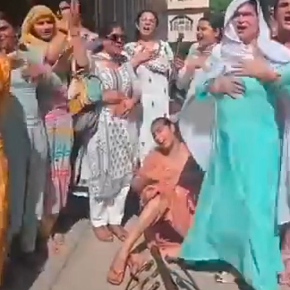 पटियाला में किन्नर समाज का प्रदर्शन:डेरा विवाद पर निष्पक्ष जांच की मांग की, प्रशासन को सौंपा ज्ञापन