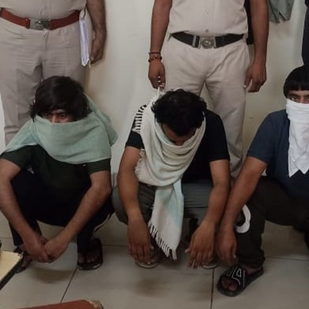 हांसी में तीन हमलावर युवक अरेस्ट:दुकानदार के बेटे को किया घायल, लोहे के डंडे बरामद, कार में सवार होकर आए थे