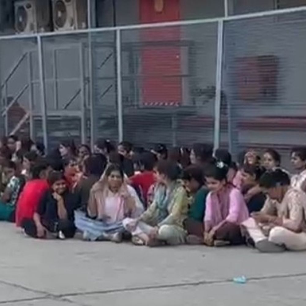 गुरुग्राम में फ्लिपकार्ट केंद्र पर श्रमिकों का धरना:वेतन कटौती के विरोध में काम ठप, पुराने वेतनमान की बहाली की मांग