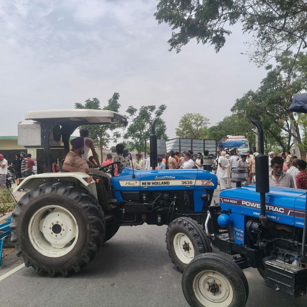 टोहाना में बिजली कटौती से ग्रामीण परेशान:सड़क पर लगाया जाम; बोले- फसलें सूखने की कगार पर, नहीं हो रही सुनवाई