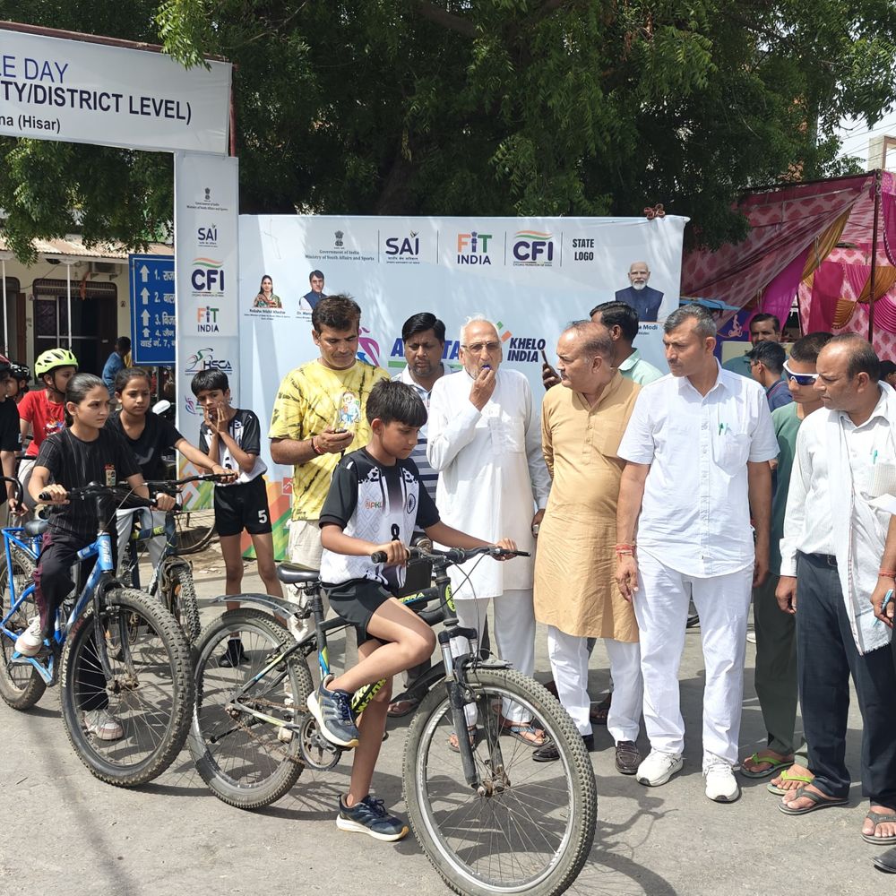 विश्व साइकिल दिवस पर उकलाना में खेलो इंडिया लीग हुई:100 से महिला और पुरुष ने भाग लिया भाग; फिट रहने का दिया संदेश