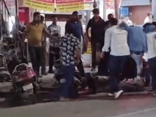 हरियाणवी 8 युवकों ने दिव्यांग को लातों से कुचला,VIDEO:देहरादून में बीच सड़क पर वारदात, भीड़ बढ़ी तो गालियां देकर भागे; गुरुग्राम नंबर की 2 कारों में थे