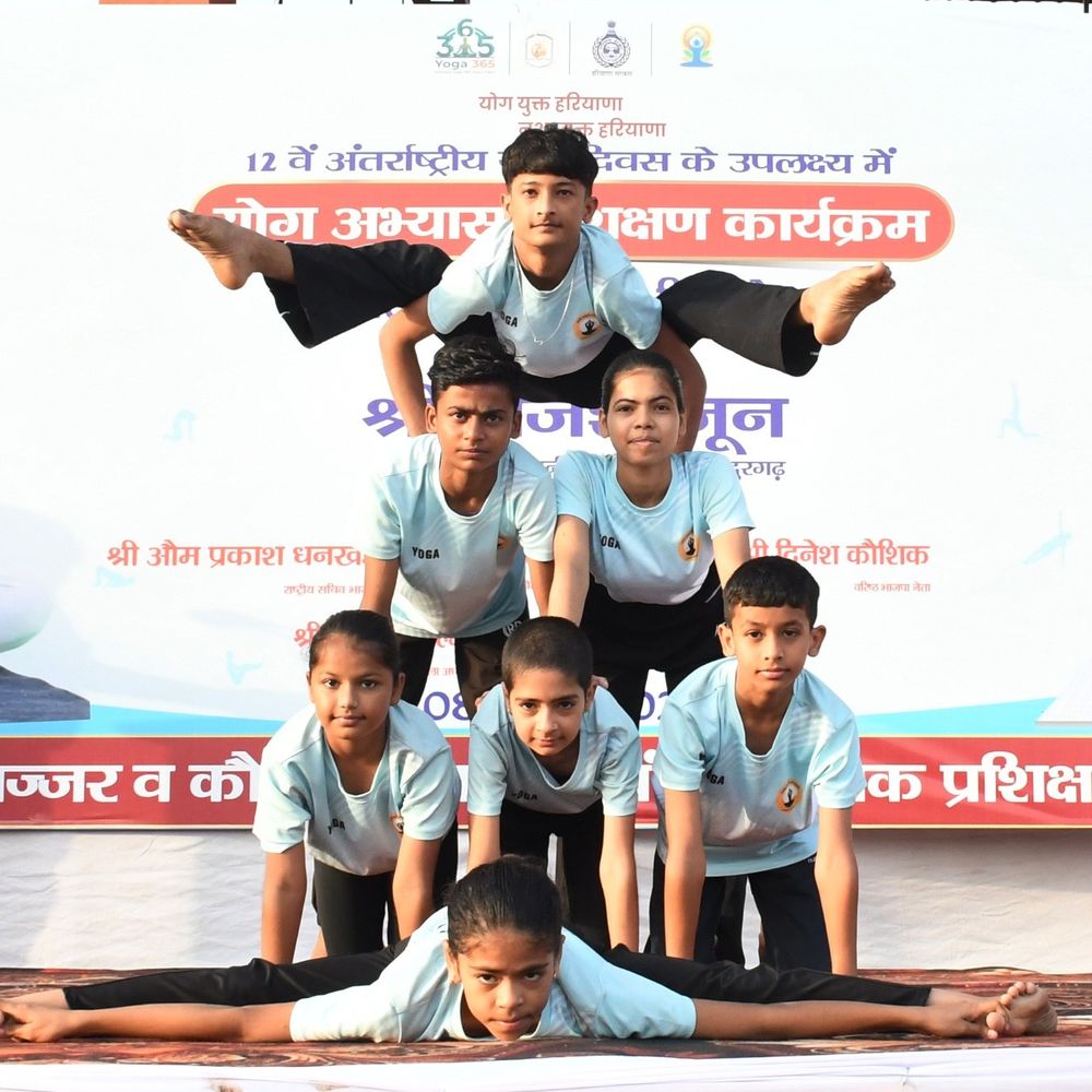 योग युक्त हरियाणा-नशा मुक्त हरियाणा:झज्जर में हजारों लोगों ने किया योगाभ्यास,डीसी वर्षा खांगवाल ने योग को दिनचर्या में अपनाने का किया आह्वान