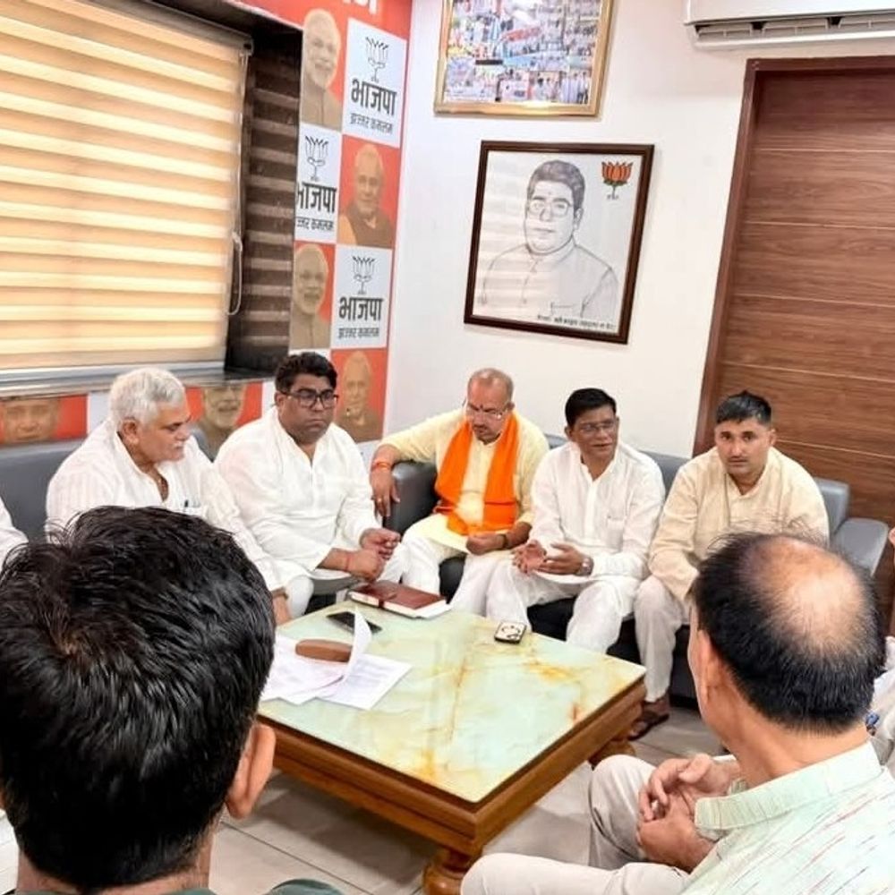 झज्जर पहुंचे पूर्व मंत्री मनीष ग्रोवर, हुई समीक्षा बैठक:ग्रोवर और जिला प्रभारी कैप्टन भूपेन्द्र ने संगठनात्मक कार्यों की और आगामी कार्यक्रमों की तैयारियों पर की चर्चा