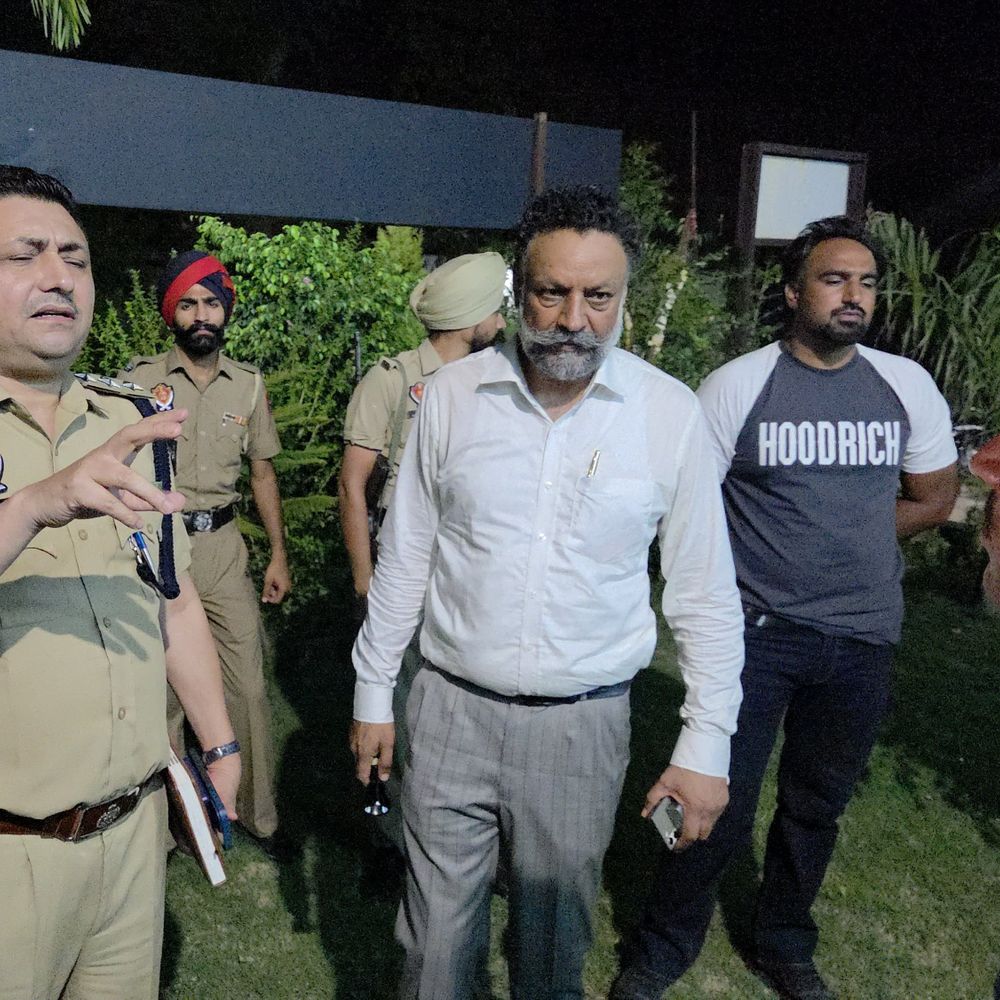 मोहाली में चाचा को गोली मारकर किया अपहरण:प्रॉपर्टी विवाद में ऑफिस में घुसकर किया हमला, घायल होने पर कार में लेकर फरार