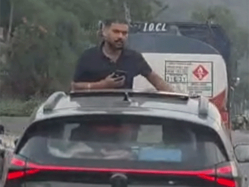 Punjab tourist fined sunroof photography viral video police Manali