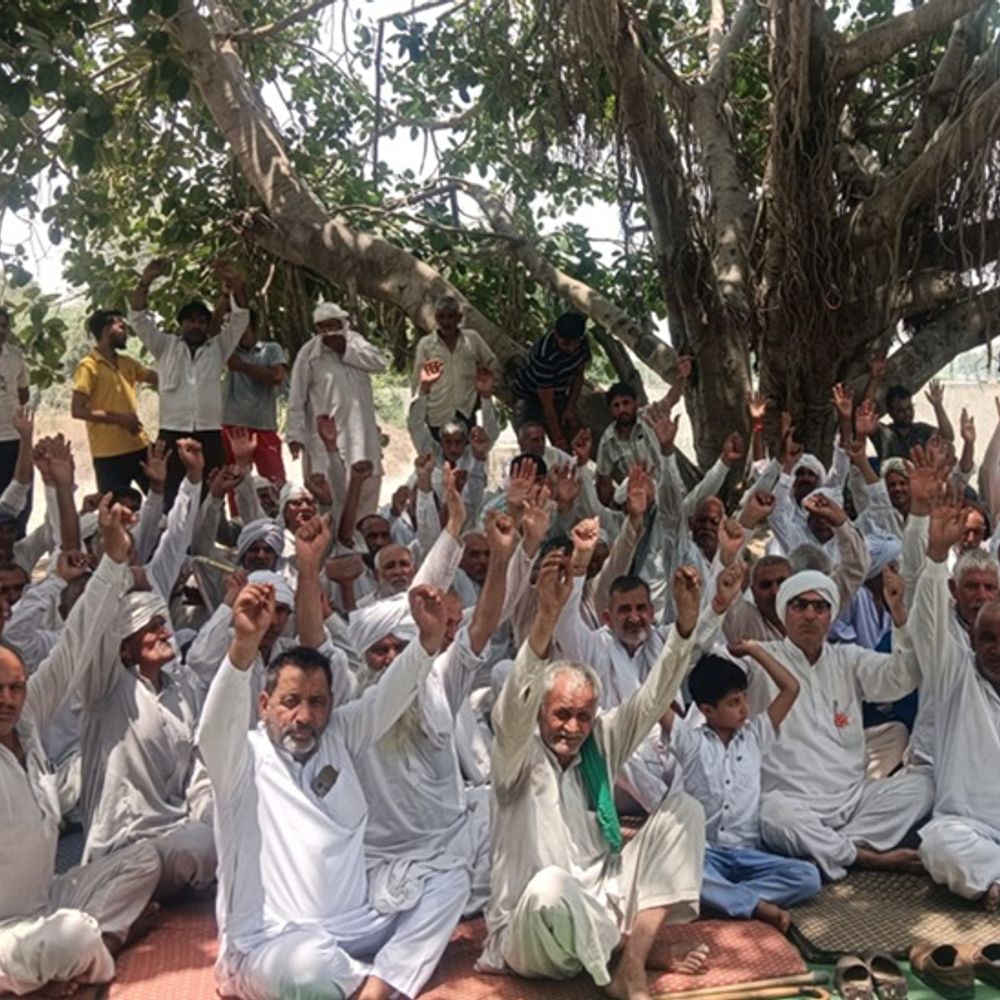 नहर पक्की करने के खिलाफ सड़क पर उतरे ग्रामीण:रोहतक में चल रहा धरना, बोले-भूमिगत जल का खड़ा हो जाएगा संकट