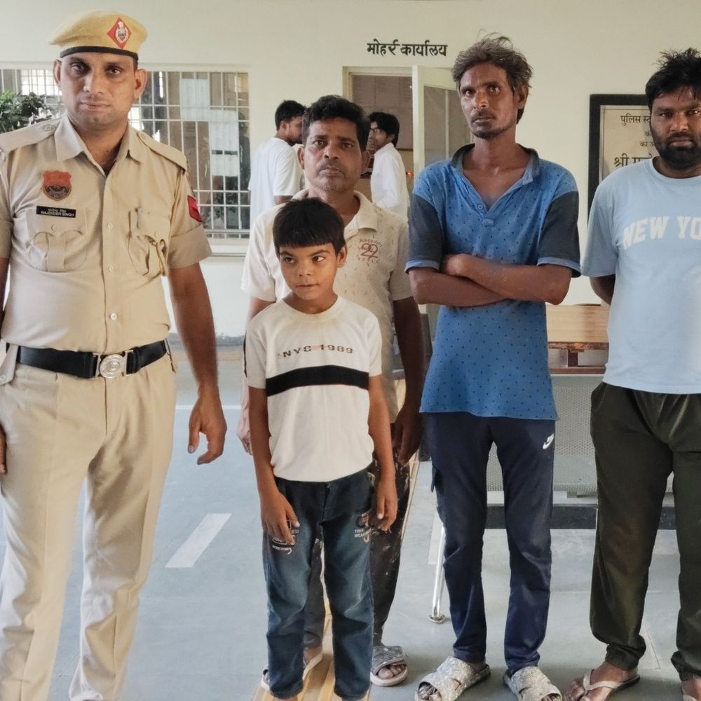 भिवानी पुलिस ने गुम हुए बच्चे को परिजनों से मिलाया:गाड़ी में बैठाकर की परिवार की तलाश, 4 घंटे बाद मिले परिजन
