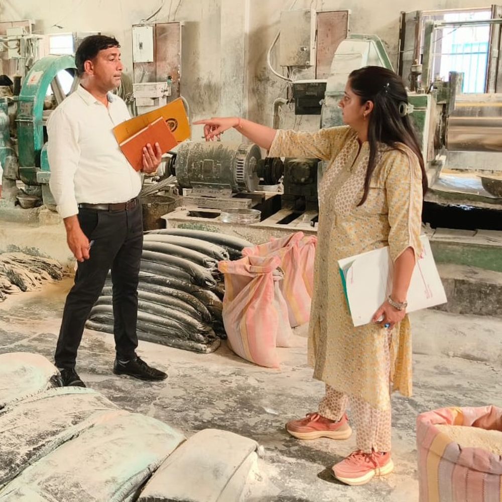 बल्लभगढ़ में दो रबर फैक्ट्रियों पर सीएम फ्लाइंग की रेड:प्रदूषण बोर्ड का सर्टिफिकेट नहीं, बिना अनुमति बॉयलर लगाया, जारी किए जाएंगे नोटिस