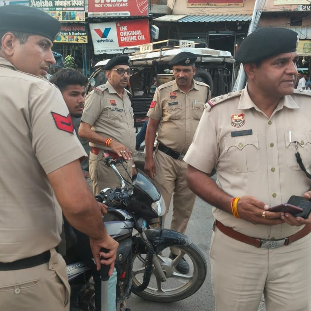 खरखौदा में पुलिस की पैदल गश्त:कमिश्नर ममता सिंह ने सुरक्षा जांची, अपराधियों पर कार्रवाई के दिए निर्देश