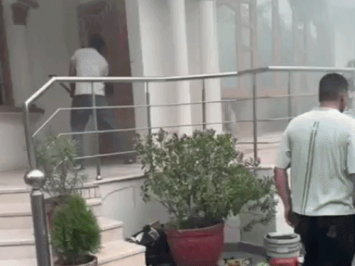 फरीदाबाद में मकान के बेसमेंट में लगी आग:बुटीक का सामान जला; 2 घंटे बाद पाया काबू, हरिद्वार गया था परिवार