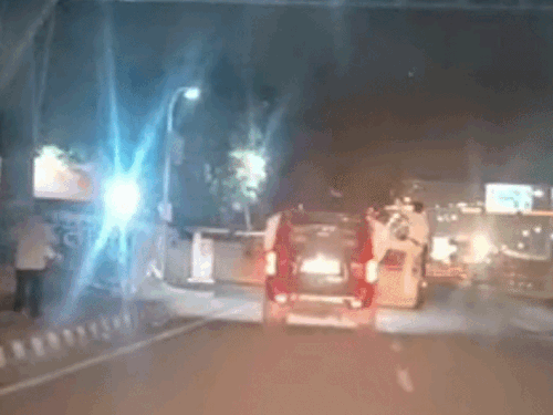 फरीदाबाद में स्कॉर्पियो सवार युवकों का स्टंट:चलती गाड़ी की खिड़की खोलकर खड़े हुए, एक छत पर बैठा, पुलिस कर रही पहचान