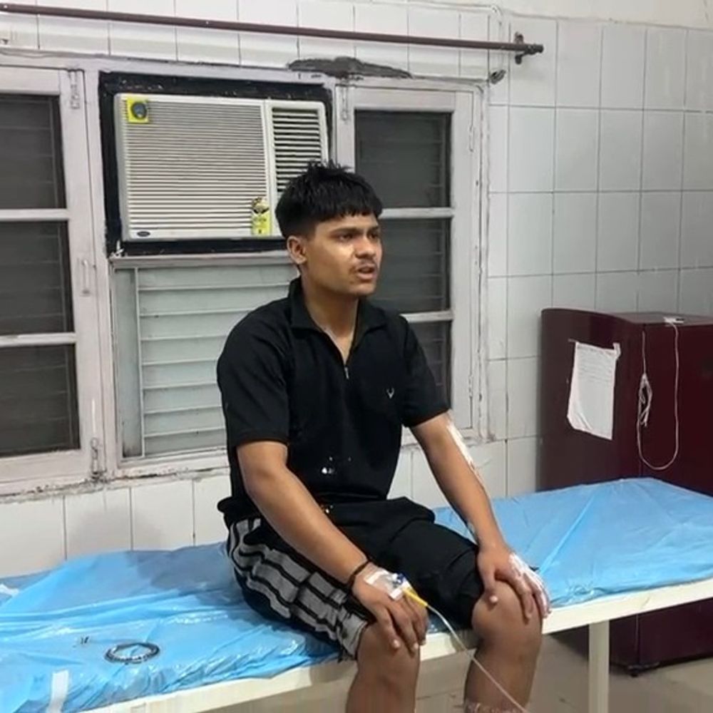 टांडा में स्वीट शॉप पर गैस सिलेंडर फटा:भीषण आग से लाखों का नुकसान; 4 से 5 लोग झुलसे, अस्पताल में इलाज जारी