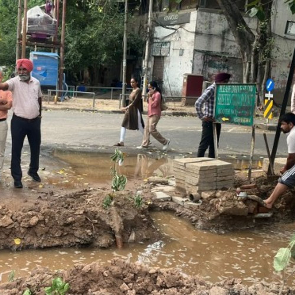 चंडीगढ़ में ट्रांसफार्मर लाइन बिछाते टूटी पाइपलाइन:दुकानों के पीछे सड़क पर भरा पानी; अफसर बोले-कल तक पाइप होगी ठीक