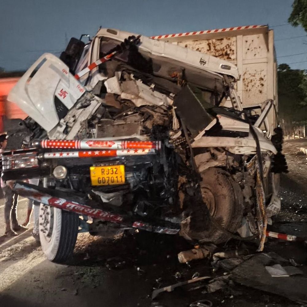 गुरुग्राम एक्सीडेंट में केबिन में फंसा ट्रक ड्राइवर:आसपास के लोगों ने खींचकर निकाला बाहर; हादसे का कारण स्पष्ट नहीं