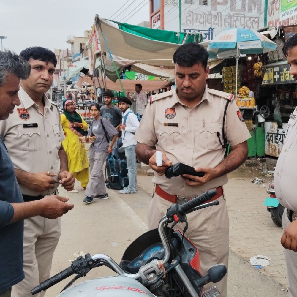 लोहारू में ट्रैफिक नियम तोड़ने वालों पर पुलिस की सख्ती:कई वाहन इम्पाउंड किए, अधिकारी बोले-नियमों का पालन करें, सुरक्षित सफर करें