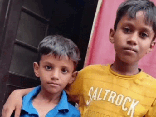 करनाल में दो मासूम सगे भाईयों की मौत:खड़ी कार का दरवाजा खुलते ही बिगड़ा संतुलन,दोनों को डंपर ने कुचला, मां और मामा भी घायल