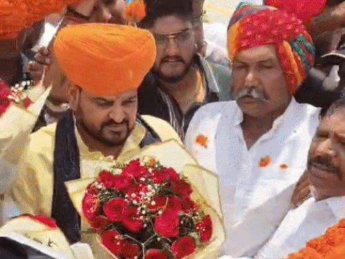 निजी हेलीकॉप्टर से करनाल पहुंचे पूर्व सासंद बृजभूषण शरण:पृथ्वीराज चौहान जयंती पर प्रतिमा का अनावरण, मीडिया के सवालों बनाई दूरी