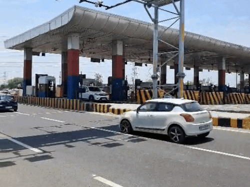 MLFF सिस्टम से बदली करनाल टोल की तस्वीर:बिना रुके दौड़ रहे वाहन,हाईटेक कैमरों से कट रहा टोल, रोज 6-7 हजार वाहनों को ई-नोटिस