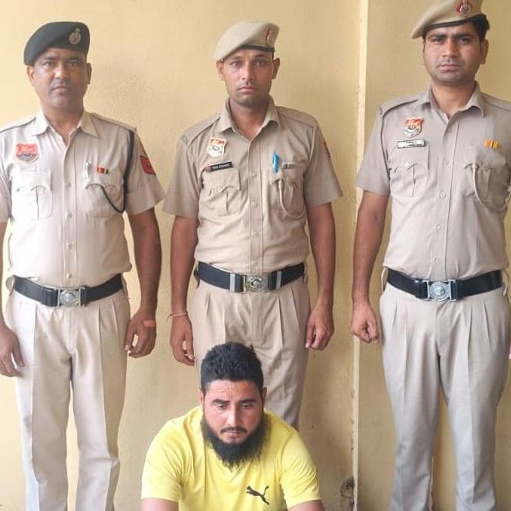 नूंह में गबन का आरोपी 15 साल बाद गिरफ्तार:800 लीटर डीजल और 10 हजार रुपए लेकर हुआ था फरार, रेवाड़ी पुलिस को सौंपा