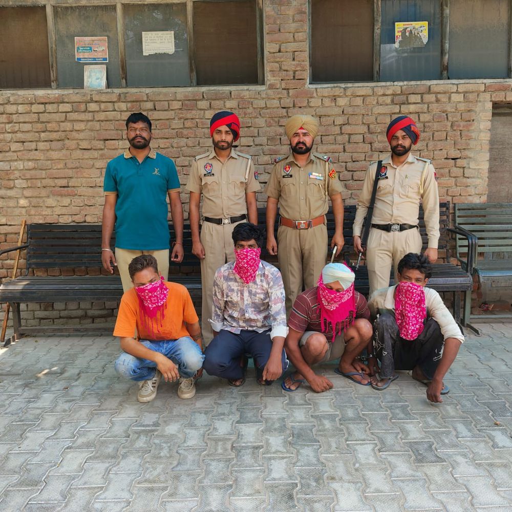 मोगा में 6 आरोपी गिरफ्तार:4 डकैती की तैयारी में पकड़े गए, 2 पुलिसकर्मी बनकर लोगों को ठग रहे थे