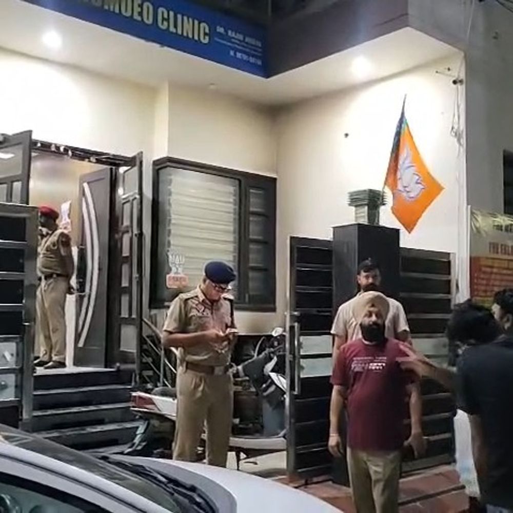 बठिंडा में BJP नेता के क्लिनिक पर पेट्रोल बम हमला:एक्टिवा में लगी आग, शोर मचाने पर नकाबपोश भागे; CM के दौरे से पहले वारदात