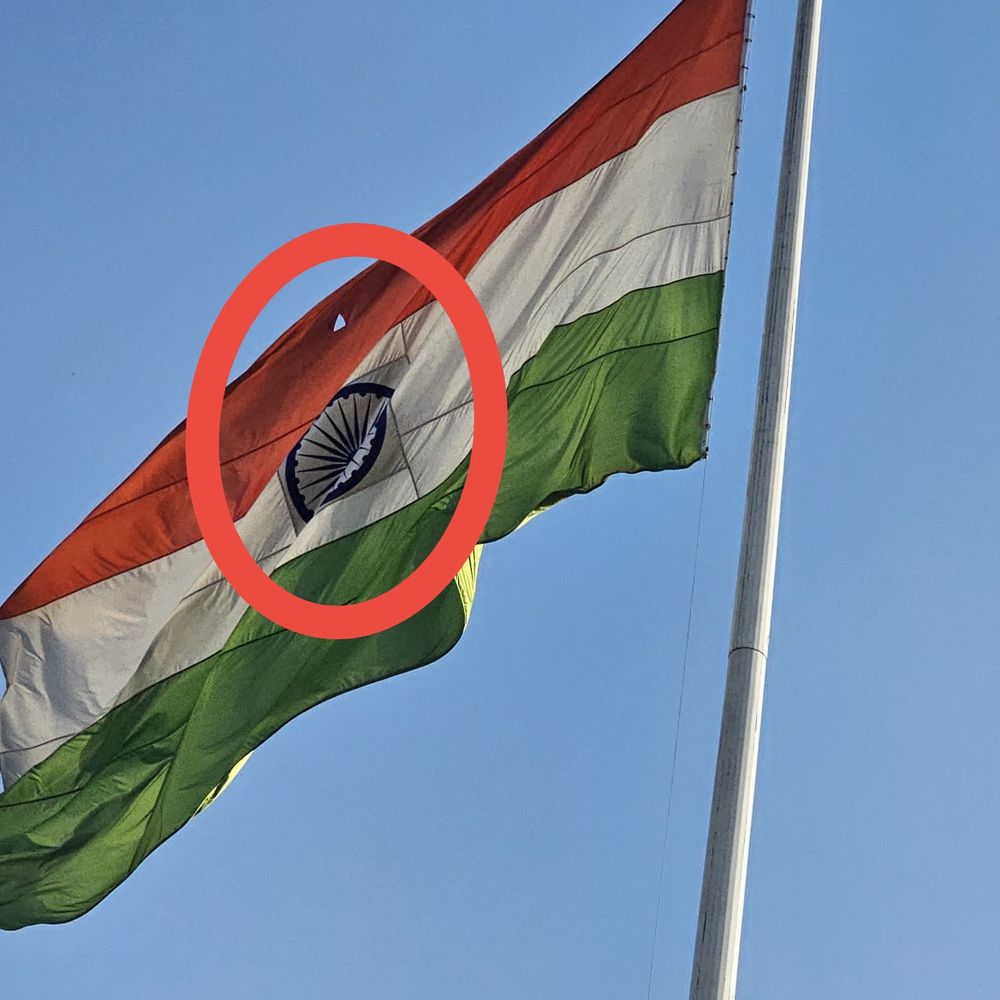 डेराबस्सी-लालड़ू में फटे तिरंगे पर सवाल:करोड़ों के सौंदर्यीकरण के बावजूद नहीं हुई देखभाल, लोगों ने जताई नाराजगी