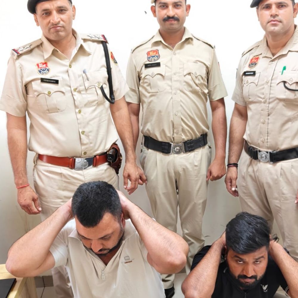 सिरसा पुलिस ने 2 साइबर ठग पंजाब से दबोचे:मोबाइल हैक कर 98 हजार ठगे थे; बैंकिंग रिकॉर्ड से पकड़े गए