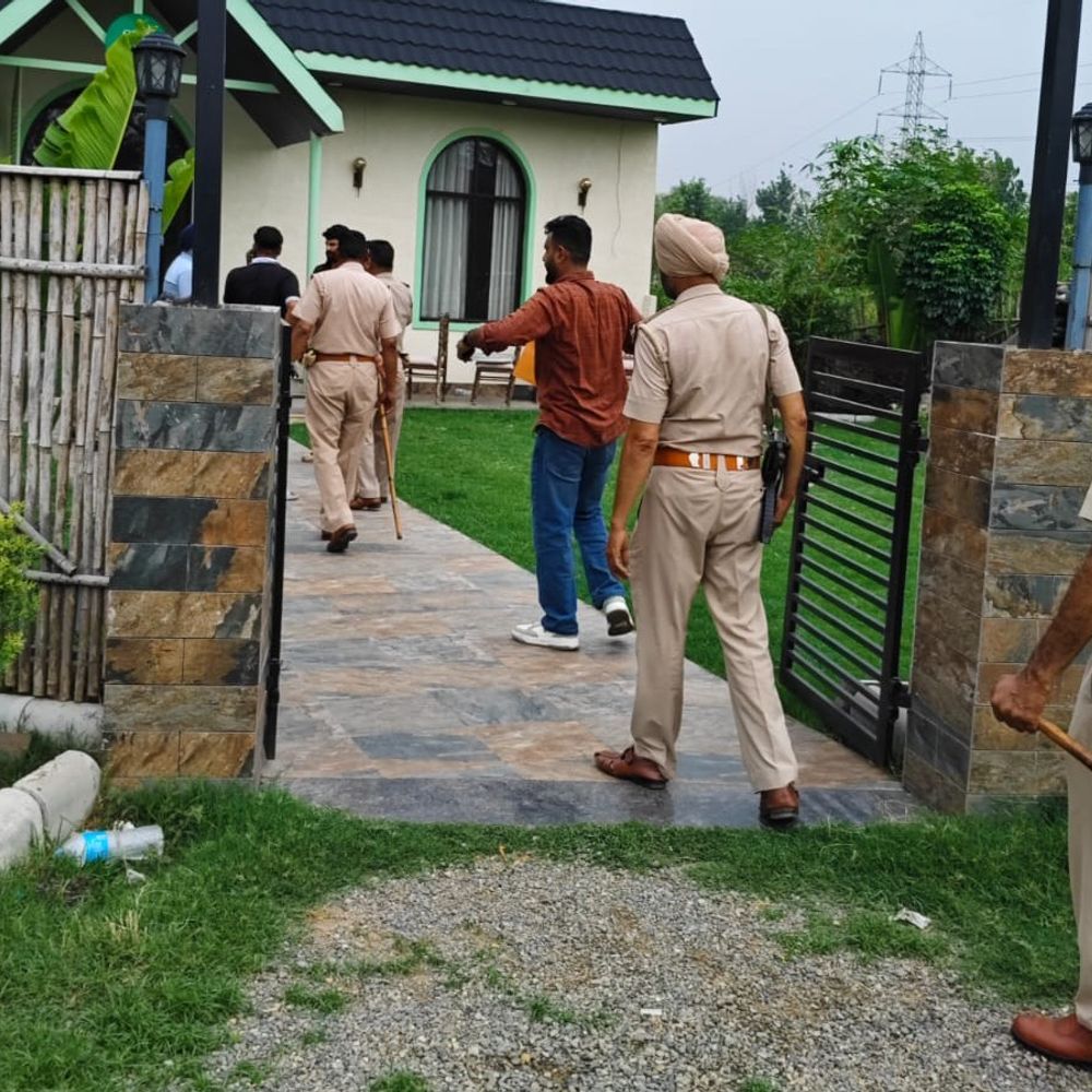 पठानकोट में अवैध कमर्शियल इमारतें सील:झाखोलाहड़ी, जसवां लाहड़ी में कार्रवाई; बिना मंजूरी के बन रही थी