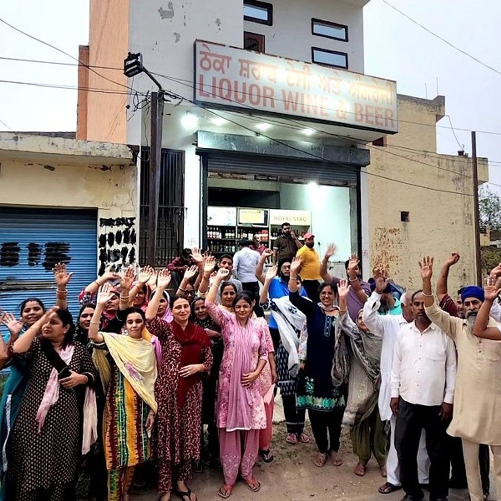 मोहाली में रिहायशी इलाके में शराब ठेका खुलने पर विरोध:स्कूलों-कोचिंग सेंटरों के पास ठेका खोलने का आरोप, आबकारी विभाग करेगा जांच