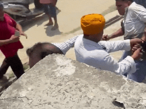 होशियारपुर में पुलिस के सामने 3 यूट्यूबरों की पिटाई:वीडियो बनाने से रोका, मोबाइल छीना; चौकी इंचार्ज बोला- मैं तैनूं टिच नहीं जाणदा