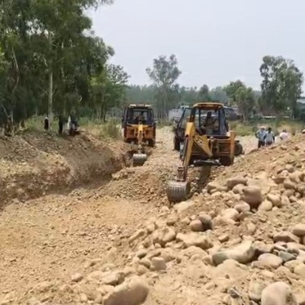 पठानकोट के पंगोली में ड्रैंच निर्माण पर विवाद:ग्रामीणों ने लगाया पक्षपात का आरोप; निजी जमीन बचाने के लिए पानी का रुख मोड़ने की आशंका