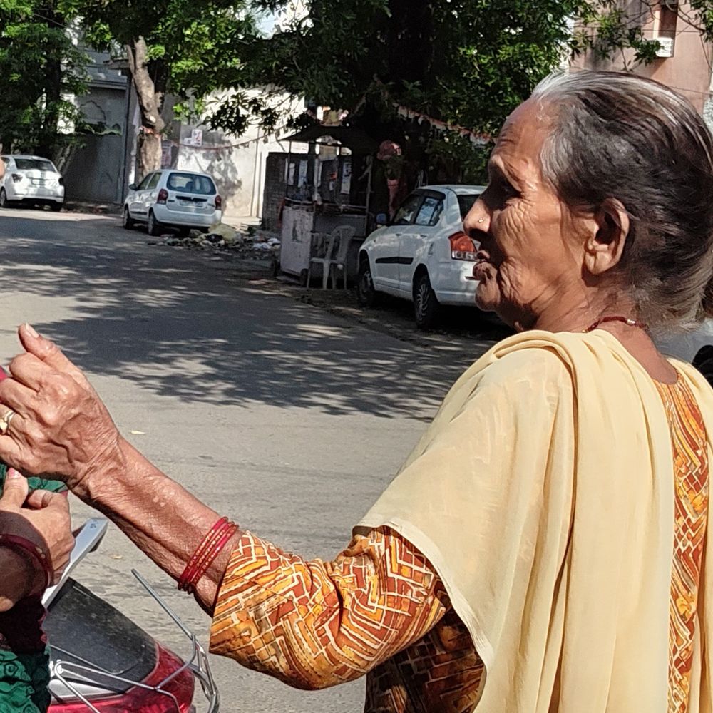 पठानकोट में बुजुर्ग महिला से दिनदहाड़े छीनी बाली:बाइक सवार 3 लुटेरे वारदात के बाद फरार; CCTV फुटेज खंगाल रही पुलिस