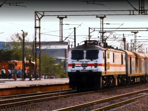 लुधियाना की युवती का चलती ट्रेन में बैग चोरी:सोने के कंगन व आईफोन लेकर फरार, चंडीगढ़ स्टेशन से 500 मीटर दूर हुई घटना