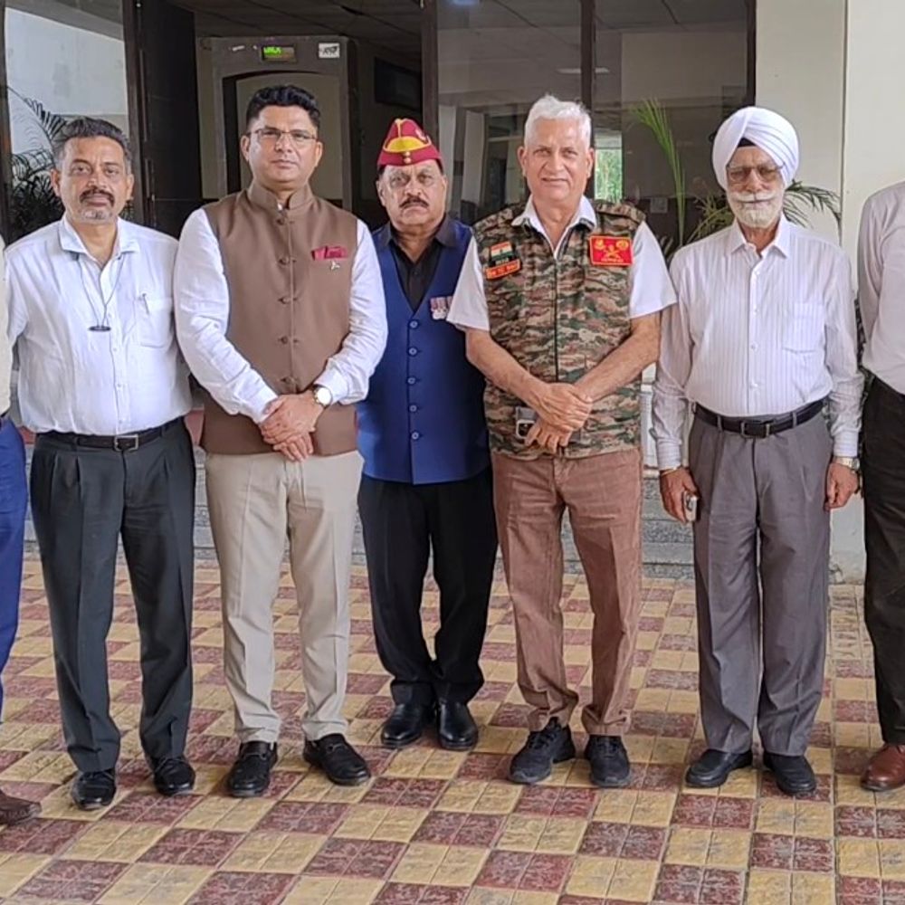 गुरुग्राम में रिटायर मेजर से बदसलूकी का आरोप:ट्रैफिक पुलिस ने दो घंटे रोककर रखा, सीपी से मिले पूर्व सैन्य अफसर, कार्रवाई की मांग