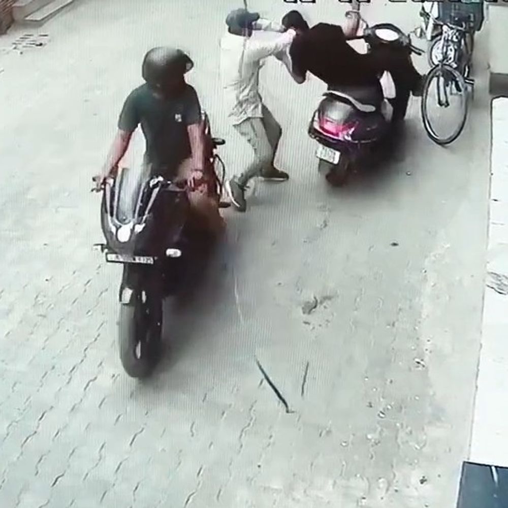 मोगा में रामगंज मंडी में युवक से स्नैचिंग:आरोपी ढाई तोले की सोने की चेन लेकर फरार, वारदात CCTV में कैद