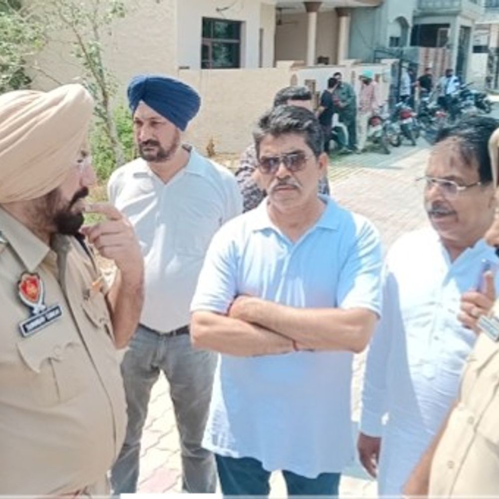 तरनतारन में 25 मरला जमीन पर छिड़ा विवाद:एक पक्ष बोला- स्टे के बावजूद कब्जे की कोशिश, दूसरे ने दावे को बताया गलत