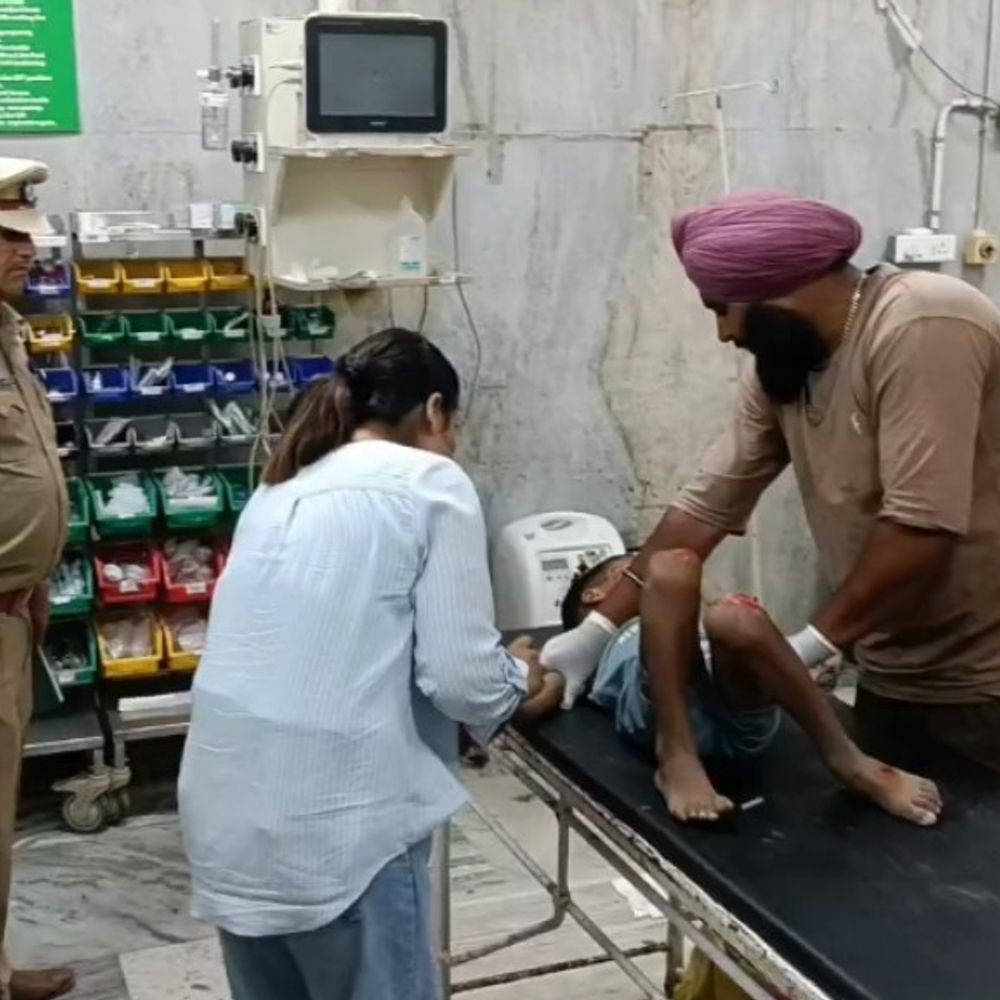 मोगा में हादसे में दो बच्चे और दादी घायल:चार व्यक्ति और दो बच्चे एक ही मोटरसाइकिल जा रहे थे, तेज रफ्तार वाहन ने मारी टक्कर
