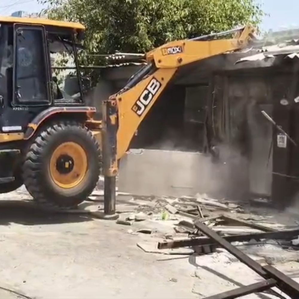 सोहना में सवा एकड़ जोहड़ भूमि अतिक्रमण मुक्त:20 अवैध दुकानें सहित कई निर्माण ध्वस्त, अधिकारी बोले-कई बार नोटिस जारी किए