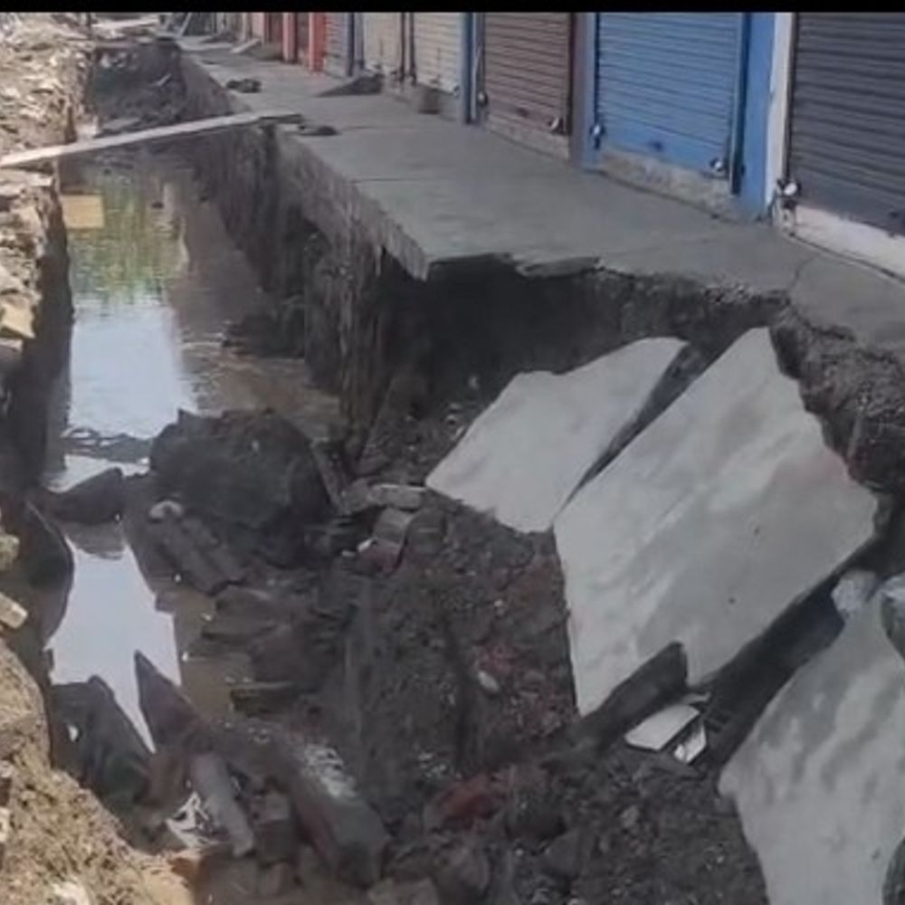 पठानकोट में दुकानदारों ने किया प्रदर्शन:बाजार में नाले के निर्माण कार्य पर जताया विरोध; ग्राहकों की आवाजाही प्रभावित