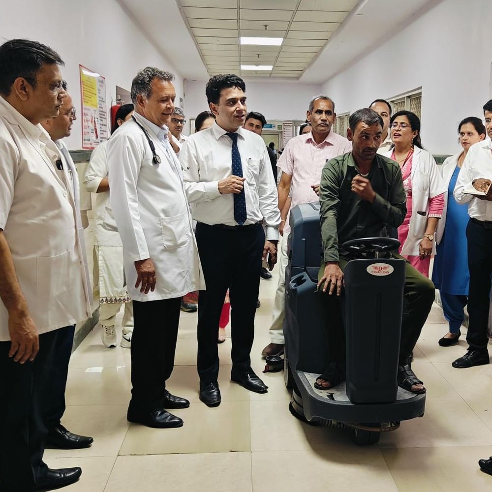 हरियाणा स्वास्थ्य निदेशक ने अस्पतालों का जायजा लिया:अस्पताल में उगी घास, टूटी चारदीवारी की मरम्मत कराने के दिए निर्देश
