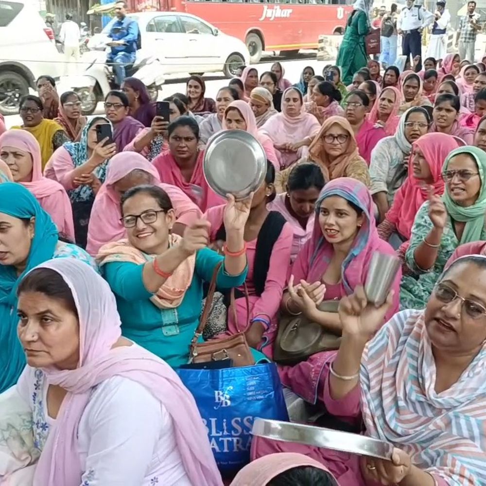 मोगा में आशा वर्करों ने खाली बर्तन बजाकर किया प्रदर्शन:सरकार के खिलाफ की नारेबाजी; कहा-न्यूनतम वेतन कानून किया जाए लागू