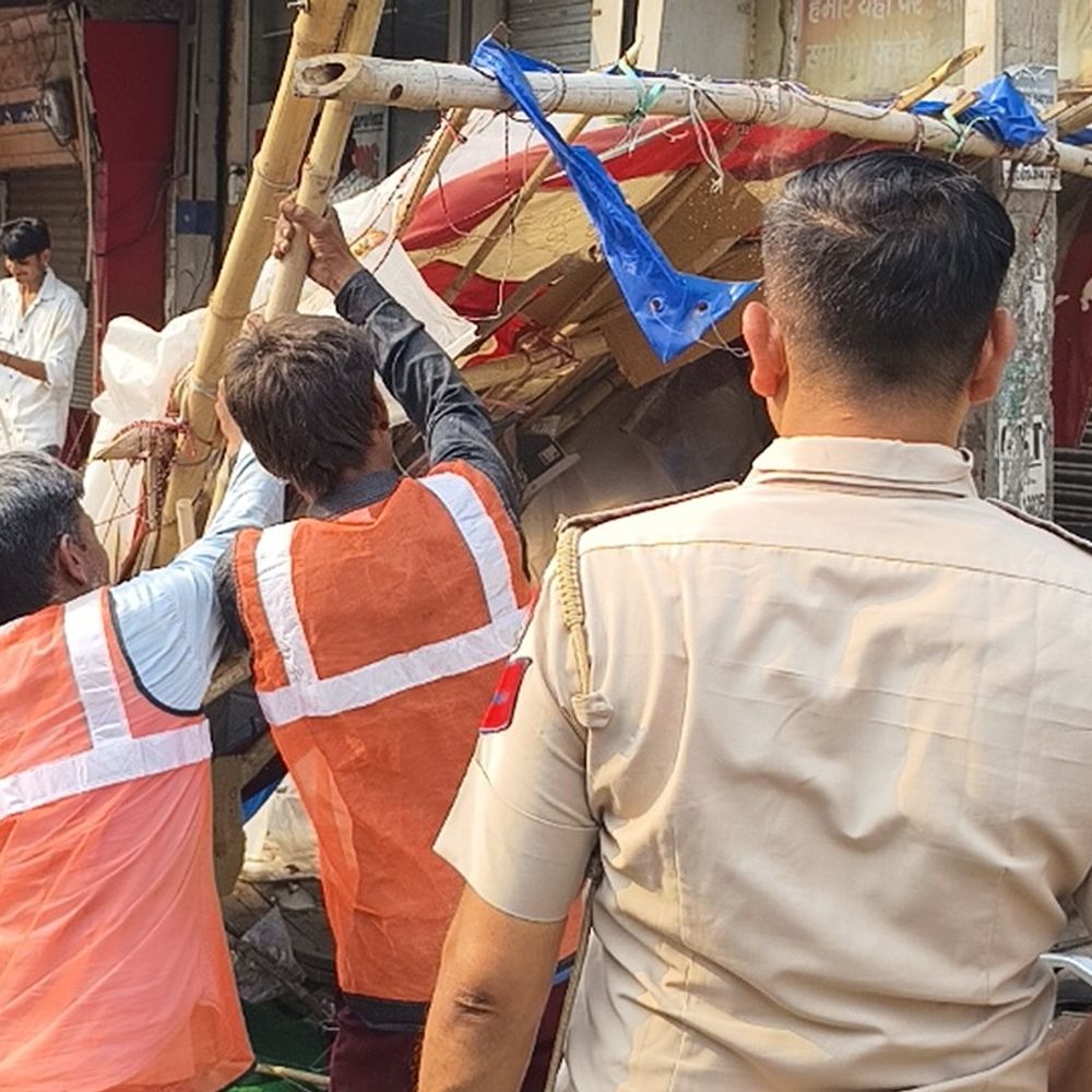 पिंजौर-कालका में हटाया गया अतिक्रमण:सड़क किनारों पर किया था कब्जा, डीसी के आदेश पर हुई कार्रवाई, फड़ी लगाने वालों को हिदायत